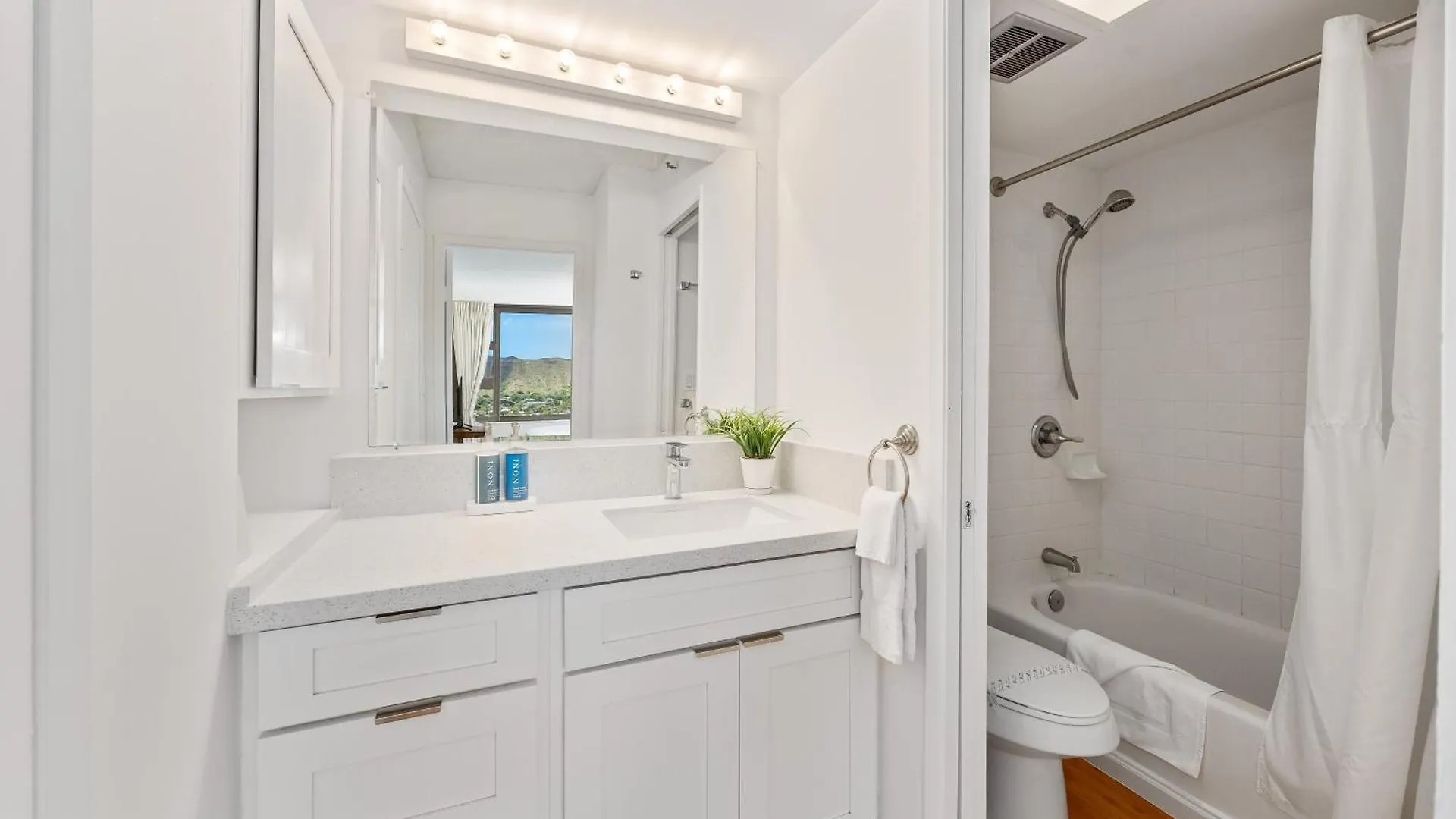Waikiki Banyan Ocean View Oasis With Free Parking! Apartment Honolulu