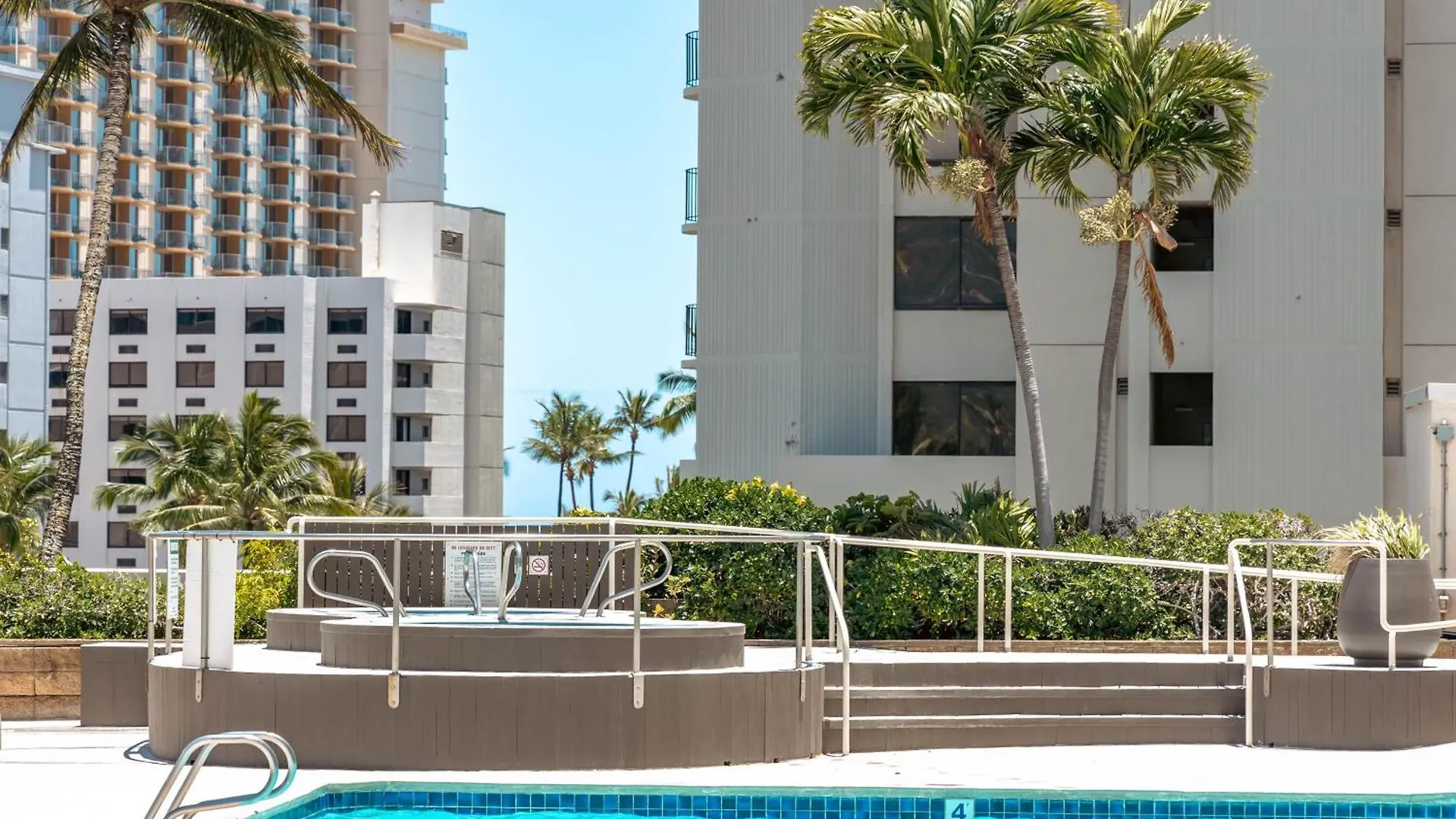 Waikiki Banyan Ocean View Oasis With Free Parking! Apartment Honolulu