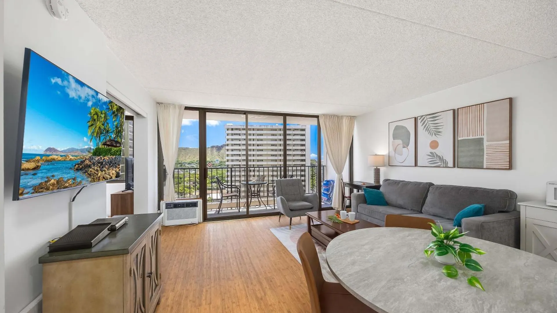 Waikiki Banyan Ocean View Oasis With Free Parking! location